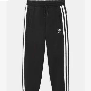 Adidasbyxor storlek xs - Säljer dessa Adidasbyxor då dom inte är min stil längre. Samma model som första bilden men i andra färger. Pris 100kr + frakt, kan diskuteras. 