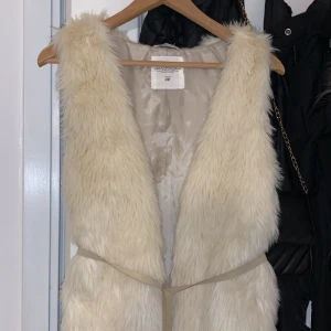 Pälsväst - Aldrig använd, har bara stått i min garderob. Går att frakta! (Kan skicka bättre bilder och hur den sitter på mig om ni blir intreserade) 