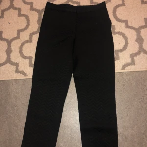 Kostymbyxor från Monki, storlek 36 - Säljer dessa kostymbyxor från Monki i storlek 36/S, säljer då de har blivit för stora för mig. Använt max 3 gånger. Kan frakta! 