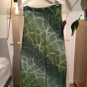 Grön maxikjol - Grön SVINCOOL kjol i grönt spräckligt tyg. Har inte riktigt fått användning för den, men hoppas att någonlote coolare kan bra upp den. Tyget är ganska transparent så kan behövas nån typ av underkjol eller likande:)