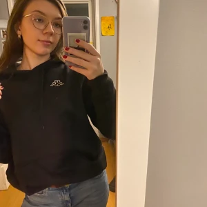 Kappa Hoodie  - En super skön svart hoodie från Kappa! Storlek L, så lite oversize! Går att ha som den är eller brodera/tiedye/croppa! 