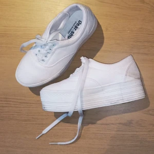 Koreanska kpop vita platform skor - Tyvärr inte min storlek! Skor kommer från Sydkorea. Storlek 35 / eller lite 36. Kan hämtas i Stockholm området eller skickas om köparen står på fraktkostnaden.