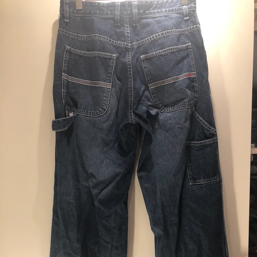 Jätte fina wide jeans från Fubu jättefint skick💕kan inte använda för att de är förstora för mig 💖skriv om ni vill ha bild på mig med jeansen på💓. Jeans & Byxor.