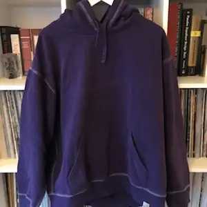 Carhartt hoodie i XL, sitter oversized. Köpt vinter 2019.