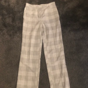snygga kostym byxor - Skit fina kostym byxor från hm, storlek 38. Men är själv storlek 36 o dom sitter lite oversize vilket jag tycker är as snyggt 