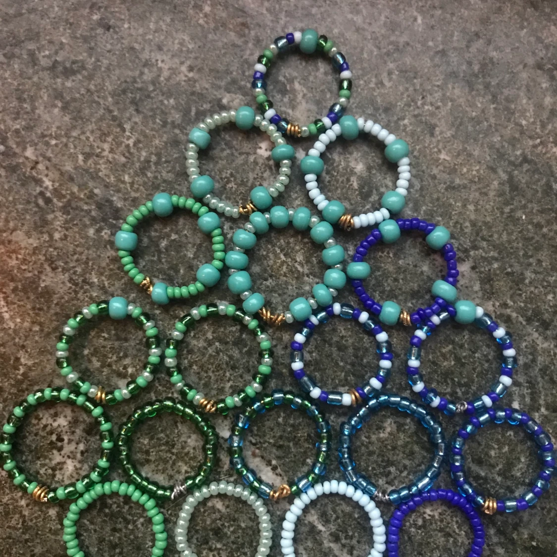 Pärlringar i blått o grönt - 90