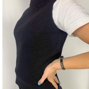 🌟 Trendig stickad väst 🌟 - Intressekoll på denna super trendiga och snygga stickade väst ifrån DesignBySi. Helt oanvänd då jag fick den i julklapp men känner att den inte riktigt passar på mig. Tycker att det är synd då den är så snygg att ha över en t-shirt eller skjorta 🤩. Prislapp finns kvar och den är helt i nyskick. Skriv till mig privat eller i kommentarerna om ni är intresserade. Är många intresserade blir det budgivning från 250kr. Öka med minst 10kr varje gång. Köparen står för frakt. Bild ett och två är lånade bilder ifrån DesignBySi, på sista bilden ser ni hur den ser ut. Kan skicka fler bilder på plagget om det önskas.💓