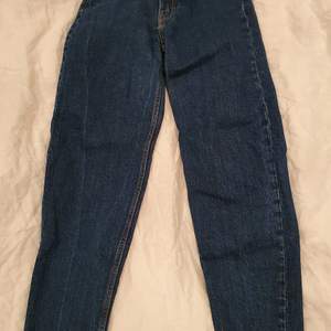 Jätre fina mom jeans från weekday, aldrig använda pga. Felköp men de gick inte att returnera. Stl.24/28 alltså ca. xs/s. Buda!😊
