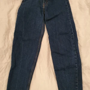 Mom jeans från weekday, modell Lash - Jätre fina mom jeans från weekday, aldrig använda pga. Felköp men de gick inte att returnera. Stl.24/28 alltså ca. xs/s. Buda!😊