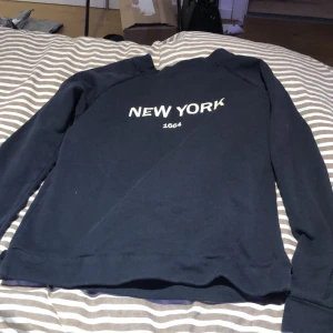 Marinblå hoodie i storlek xs - Marinblå hoodie i storlek xs, bra skick, har blivit för liten för mig. Det står ”newyork 1664” på collegetröjan