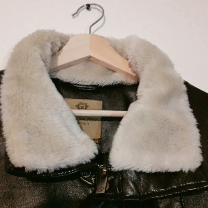 En läder jacka, har använt bara 1-2 gånger? Ser ut helt nya, varmt för vintern . Jackor.