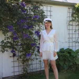 Studentklänning - Studentklänning från Gina tricot, använd en dag och inga fläckar! Passar xs/s