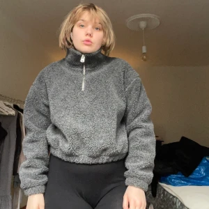 Mörkgrå, kort pilekofta från Weekday - Jättemysig och supervarm kofta från Weekday, använd men fint skick