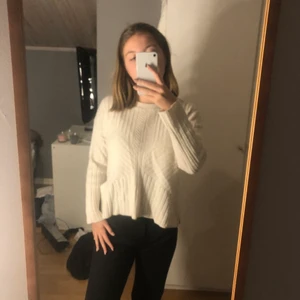 Stickad tröja från odd molly - En cremevit stickad tröja från odd Molly med gullig snörning i ryggen 💕 storlek 0 (xs/s)