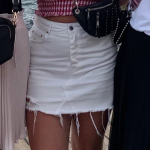 Vit jeanskjol  - Jättefin jeanskjol från Gina Tricot. Säljer för att den tyvärr inte kommer till användning, endast använd fåtal gånger! 