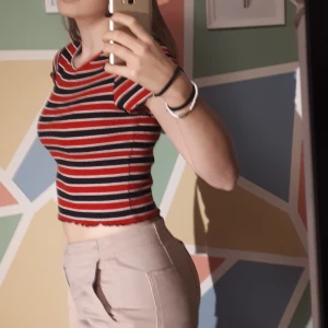 Strechig crop-top - Den populära crop-topen från Gina i medium. Toppen är jätteskön, otroligt mjukt och strechigt material. Jag har för breda axlar för passformen.   Köpare står för frakten, skriv till mig om du är intresserad.