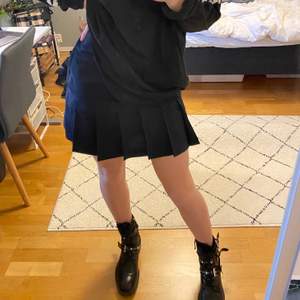Jättefin mörkblå tennisliknande kjol. Ingen budgivning utan köp direkt för 149 kr. Passar mig som är S-M bra.