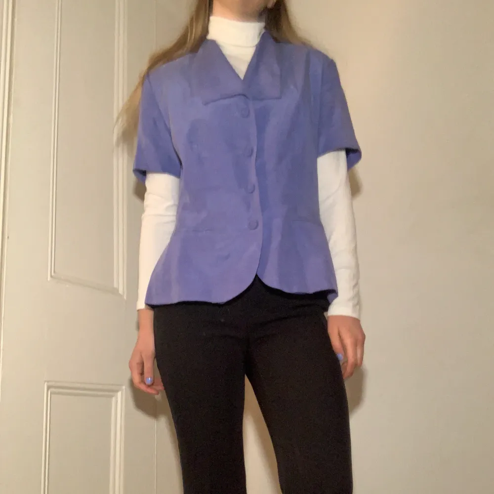Blå vintage skjorta köpt på second hand i London. Jag har använt den en gång, väldigt söt och i bra skick . Toppar.