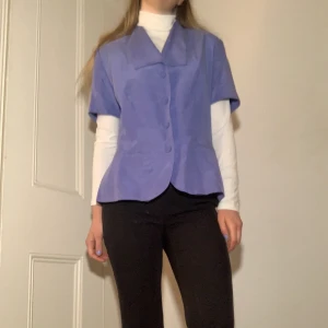 Vintage skjorta  - Blå vintage skjorta köpt på second hand i London. Jag har använt den en gång, väldigt söt och i bra skick 