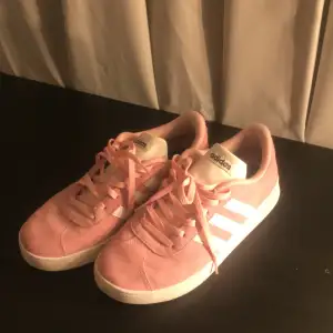 Rosa Adidas skor, storlek 37 knappt använda