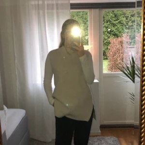 Stickad väst från HM - Stickad väst i färgen beige från HM i storlek XS. Knappt använd därför bra skick!