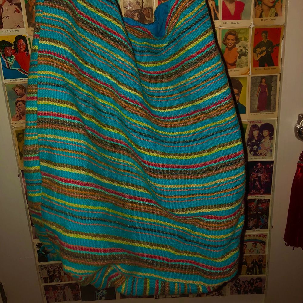 Cool vintage axelväska! I snyggt slitet skick. Framsidan är lite solblekt, men ser fint ut! Den går att stänga med dragkedja och har även minificka på själva axelrämmen, även två fickor där fram! Rymlig o bra. Möts upp i stockholm eller skickar! 💘. Väskor.