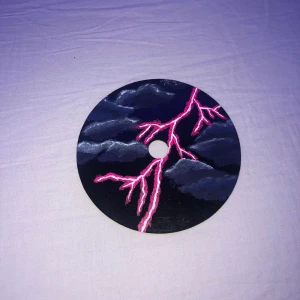 målade skivor - jag ska börja sälja skivor som jag målar på på bilderna ser ni exempel på vad jag målat tidigare. ni kan även skicka nån bild till mig om ni vill ha något speciellt (inte för avancerat). om det är en svårare bild kostar det mer och tar förmodligen längre tid :)