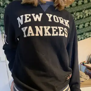 Jättesnygg New York Yankees tröja som tyvärr inte används. Den är använd och lite noppig men har annars inga defekter.❣️