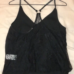 svart topp med fint mönster - en super snygg svart topp med ett fint mönster 60kr (+33kr frakt) säljes då den är för stor för mig 💓 kontakta vid intresse ev. frågor/fler bilder 🥰