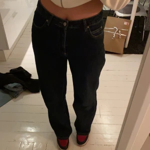 Vida/raka jeans från nakd strl 36 - Säljer dessa mörkblå jeans från NAKD som är väldigt sparsamt använda. Skulle gissa på att de är använda ca 3-4 gånger, alltså nästan som nyskick. Färgen gör sig mest rättvis på sista bilden!! Säljer då jag inte längre trivs i modellen!💕 nypris 400!