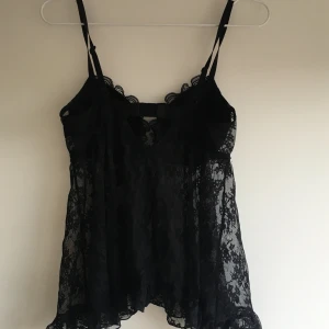 svart topp / nattlinne  - En sorts BH-topp vet it helt vad det kallas? Skiiitsnygg men för liten för mig, storlek 40. Jättebra skick