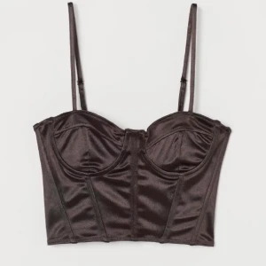 Svart / brun korsett - Köpt för 150kr från H&M. Endast testad och var för lite på mig:( men annars super snygg❤️ tar bara kontanter;)