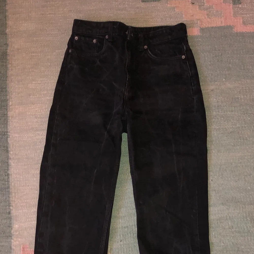 Weekday jeans i modellen voyage. Storlek W26 L30, innermått: 74 cm, midjemått: 72cm. Byxorna är använda, i bra skick men urtvättade (syns på andra bilden, det är som ett spräckligt mönster men det kanske går att färga dem i tvättmaskinen)😋. Jeans & Byxor.