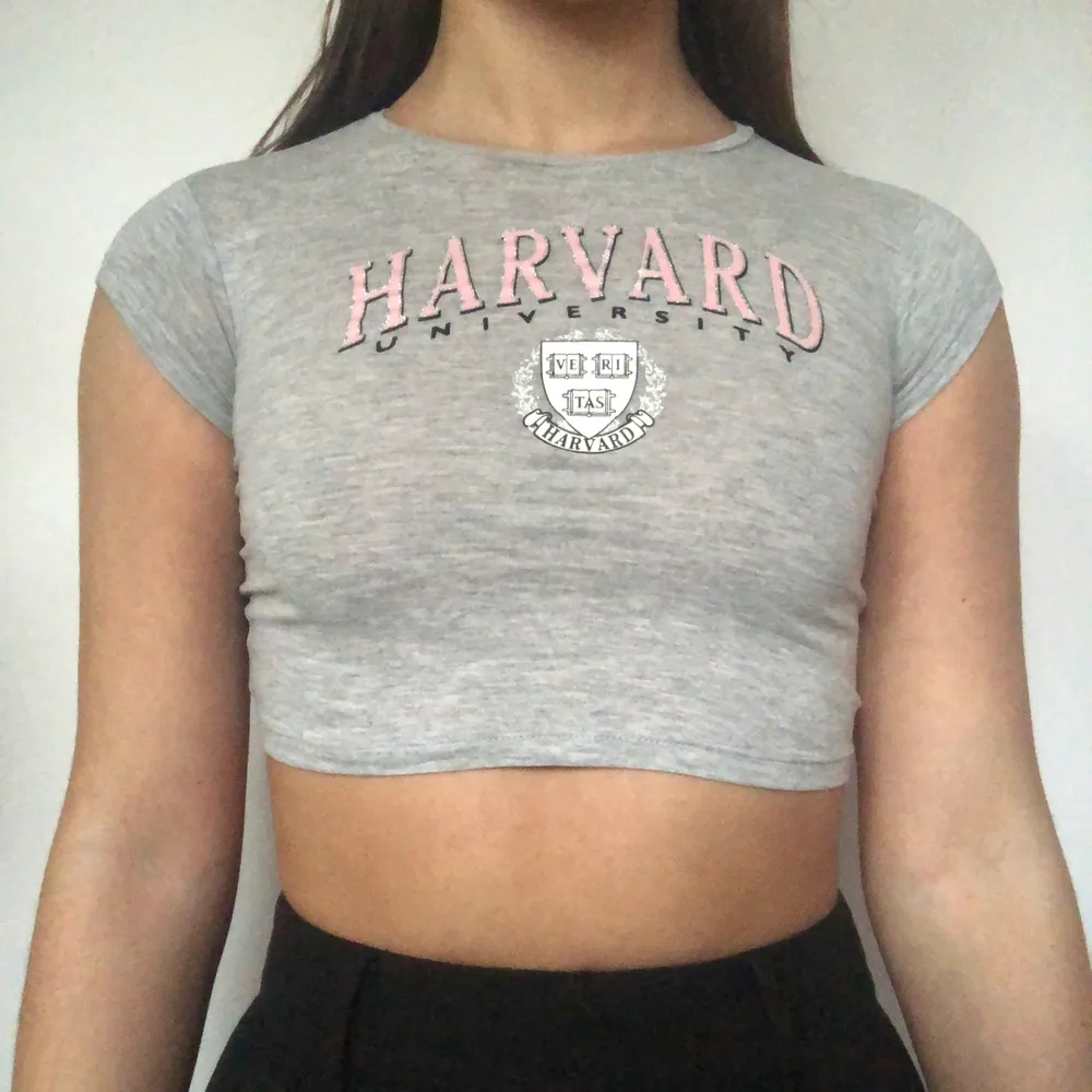 Sötaste babyteen med texten Harvard! Visas på en s men uppskattas till en xs. Kom privat vid intresse. Frakt tillkommer!. T-shirts.