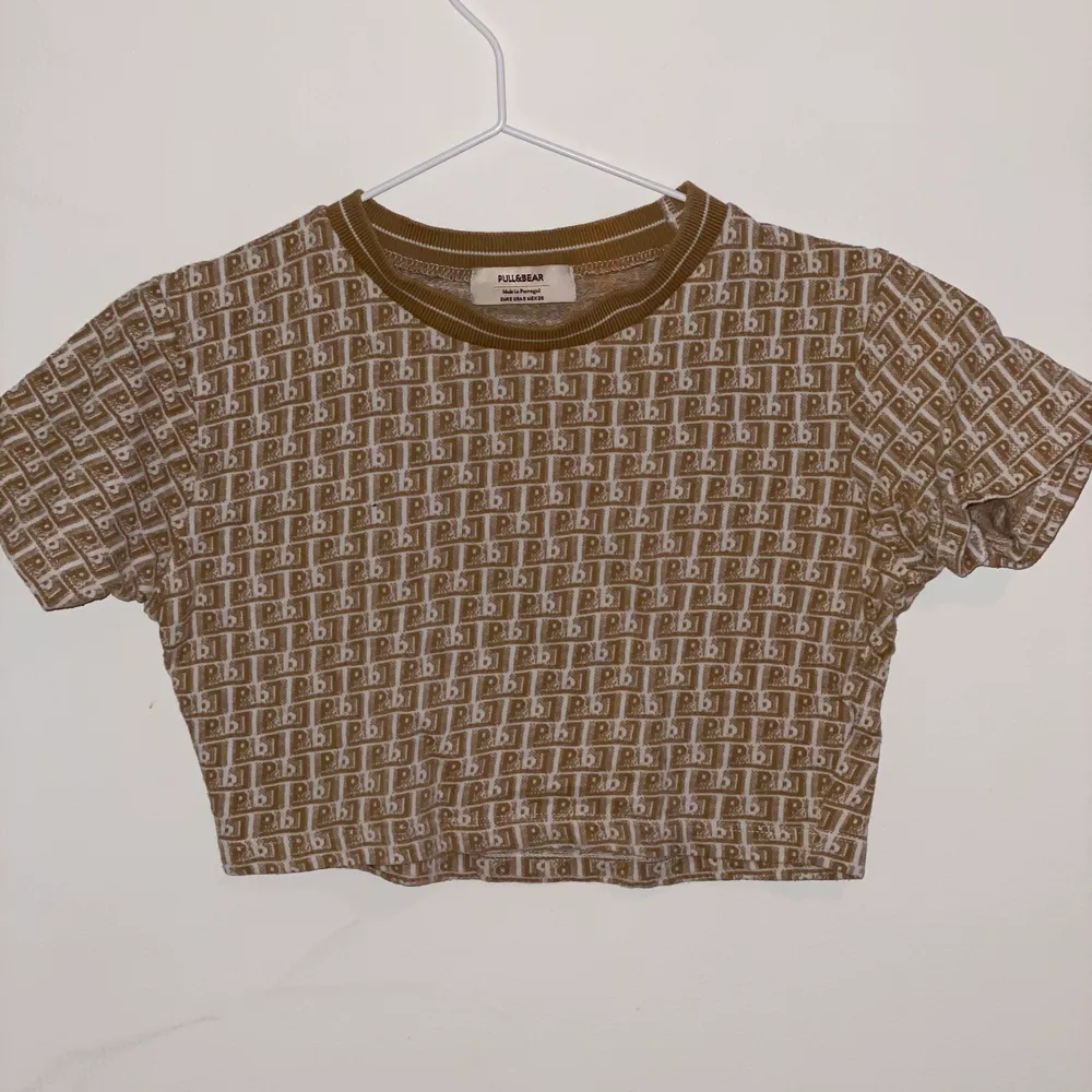 Tröja köpt från pull and bear. Kan frakta och mötas upp. Bud 150kr. Toppar.