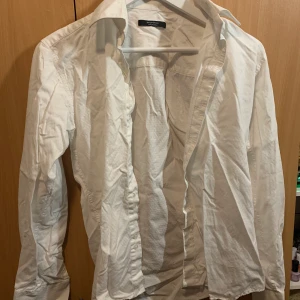 Vit skjorta - Fint skick, lite skrynklig men bara att stryka till. Inga fläckar. Kan skickas mot fraktkostnad 🚚