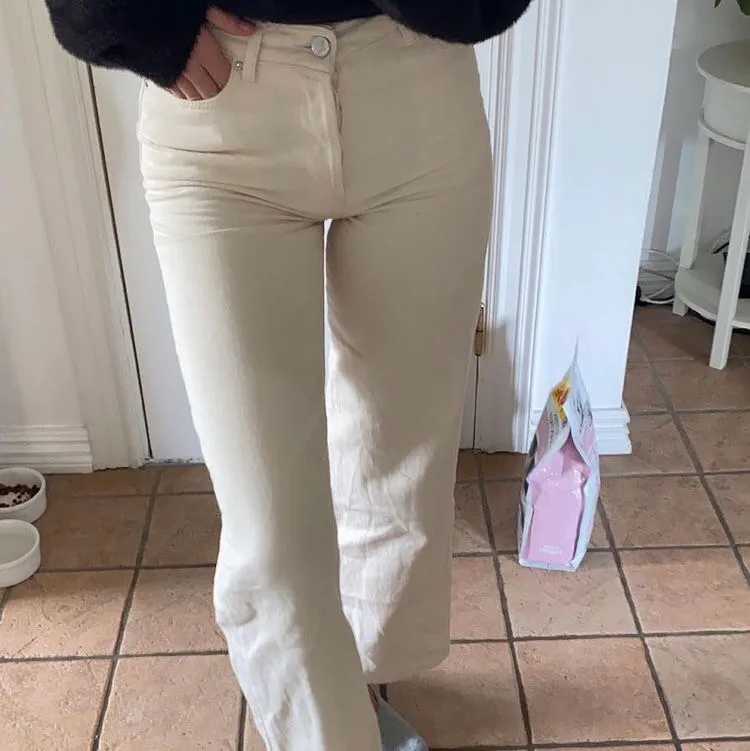 Supersnygga jeans från Bikbok! Köptes för ett par månader sen men är ej använda, är vita/beige! 💖 ordinarie pris är 599kr men säljer för 200. Pris går att diskutera! . Jeans & Byxor.