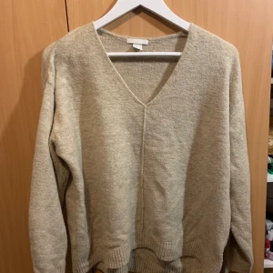 V-ringad stickad tröja - Super go stickad tröja, V-ringad. Kan skickas om köpare betalar frakt.