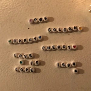 Harry Styles Armband - Du väljer texten och jag sätter ihop armbandet, har siffror, hjärtan och bokstäver! 11 kr frakt!