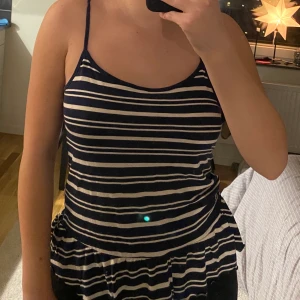 linne - fint randigt linne med volang nertill