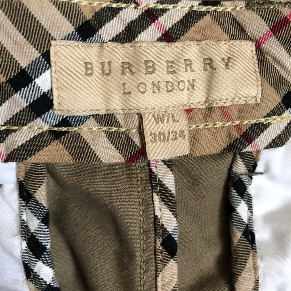 Vintage Burberry byxor, strl 30W/34L. Mått: midja: 80cm, innerbenslängd: 86cm.  Fint skick och inget att anmärka på.. Jeans & Byxor.