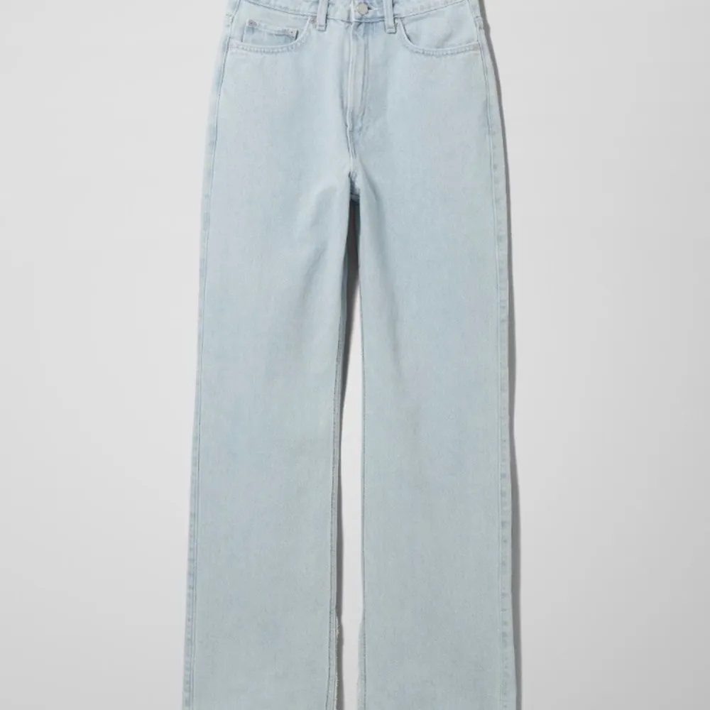 Säljer ett par jättefin ljus blåa jeans från weekday med slit! I modelln Rowe, säljer då som tyvärr var för stora för mig:(🤎  Ord: Pris 500kr mitt pris: 250kr + frakt Strolek: 28. Jeans & Byxor.