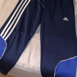 Adidas träningsbyxor storlek S  - Adidas träningsbyxor storlek S använda 3 gånger.  Avhämtning allra bäst !!!!   Ta fler kläder och det bli billigare!!!