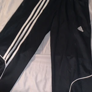 Adidas träningsbyxor storlek S - Jag förstår inte storleken i byxorna men jag använde dem när jag hade S    Använda 8 gånger.   Avhämtning allra bäst !!!!   Ta fler kläder och det bli billigare!!!