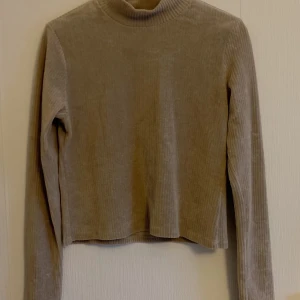 Polotröja  - Beige, ribbad tröja med polokrage.