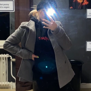 Kappa - En grå super fin kappa som inte längre används💿 super bra skick✨ kontakta privat vid intresse, frakten ingår i priset❣️