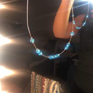 Så fint och unikt halsband med genomskinlig tråd och blåa pärlor, Extremt gulligt