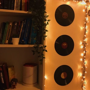 Vinylskivor  - SÄLJER VINYL SKIVOR                                                           3 skivor - 150kr                                                                      4 skivor -175kr                                                                        5 skivor - 200kr                                                               6skivor - 225kr (+25kr per skiva)                                           + 100kr frakt!!                                                                                     VÄLJ FÄRG ❤️💖🧡💛💚💙💜🖤🤍.                                           Ni kan även få välja färger eller ha färgpaket  (tex 6st blåa), se min sida för exempel.                                             🤩.                                                                                 Kontakta mig för mer information, svarar snabbt & på alla frågor även om du är osäker att köpa ☺️☺️HAR ÖVER 300+ I KÄLLAREN D FINNS TILLRÄCKLIGT T ALLA❤️👀👀