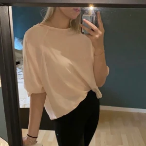 Fin rosa blus💗💗 - En fin blus från boohoo, den är endast testad och har även prislappen kvar, kan mötas upp i Karlskrona annars fraktar jag den och då betala ni frakten❣️ skriv till mig om ni vill ha bättre bilder💜💜 