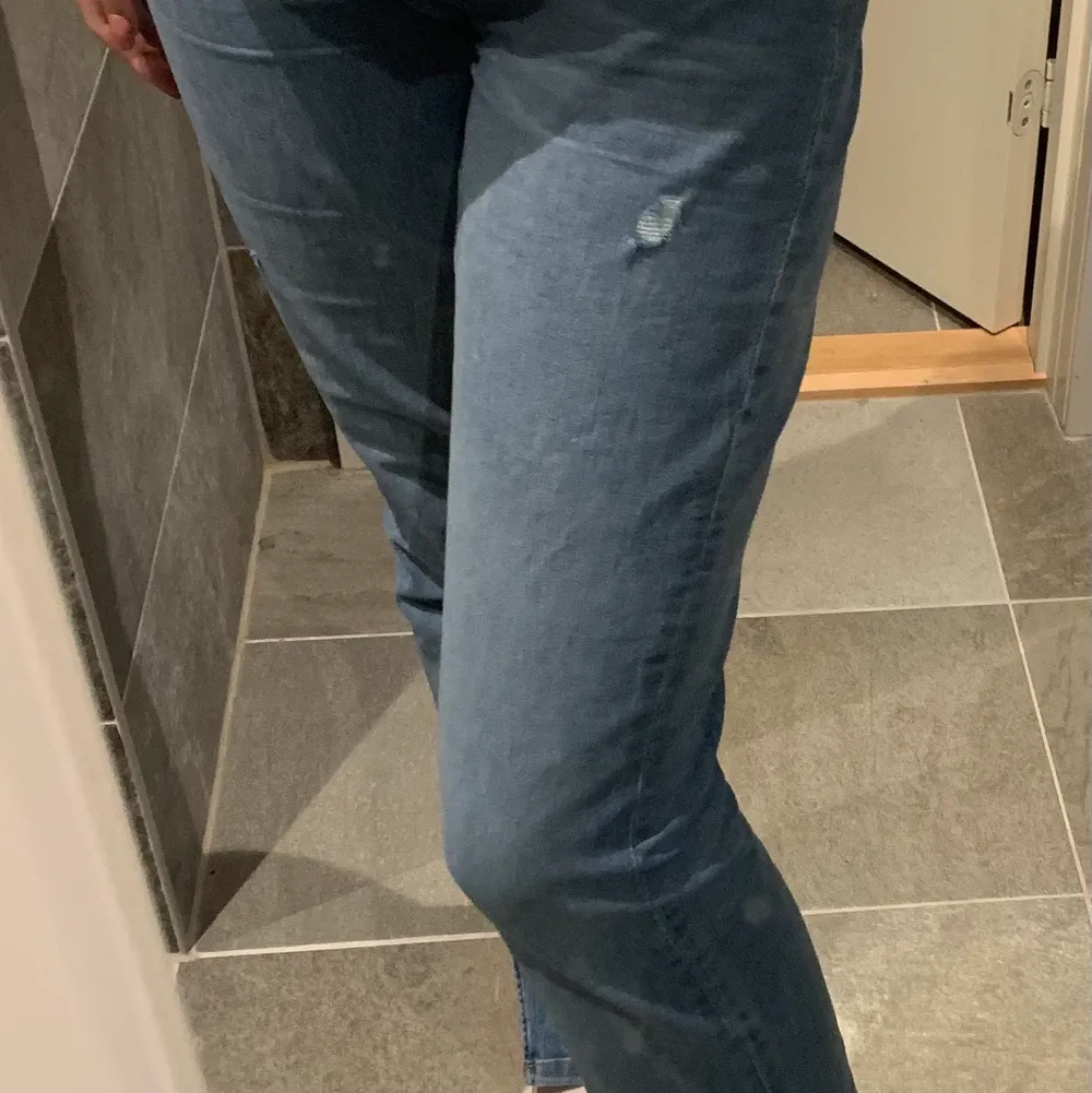 Blåa långa jeans med slits & slitningar, superfina men säljer pga att dom inte kommer till användning, använt fåtal gånger så i jätte bra skick, säljer för 165kr + frakt, skriv privat för fler bilder 💖. Jeans & Byxor.